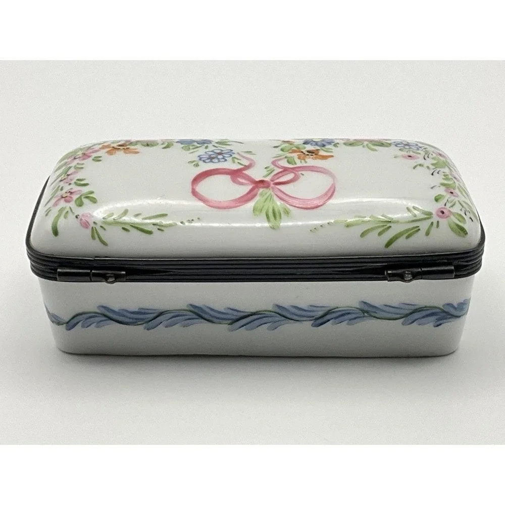 Limoges Peint Main Porcelain Hinged Floral Trinket Pill Box 3 3/8